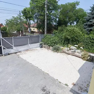  Apartament Hi-bp Garden Batsanyi Tiny House Near The Train With Free Parking